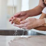 Sainte-Gemme-la-Plaine : un défi-famille pour économiser l’eau femme laver mains fille